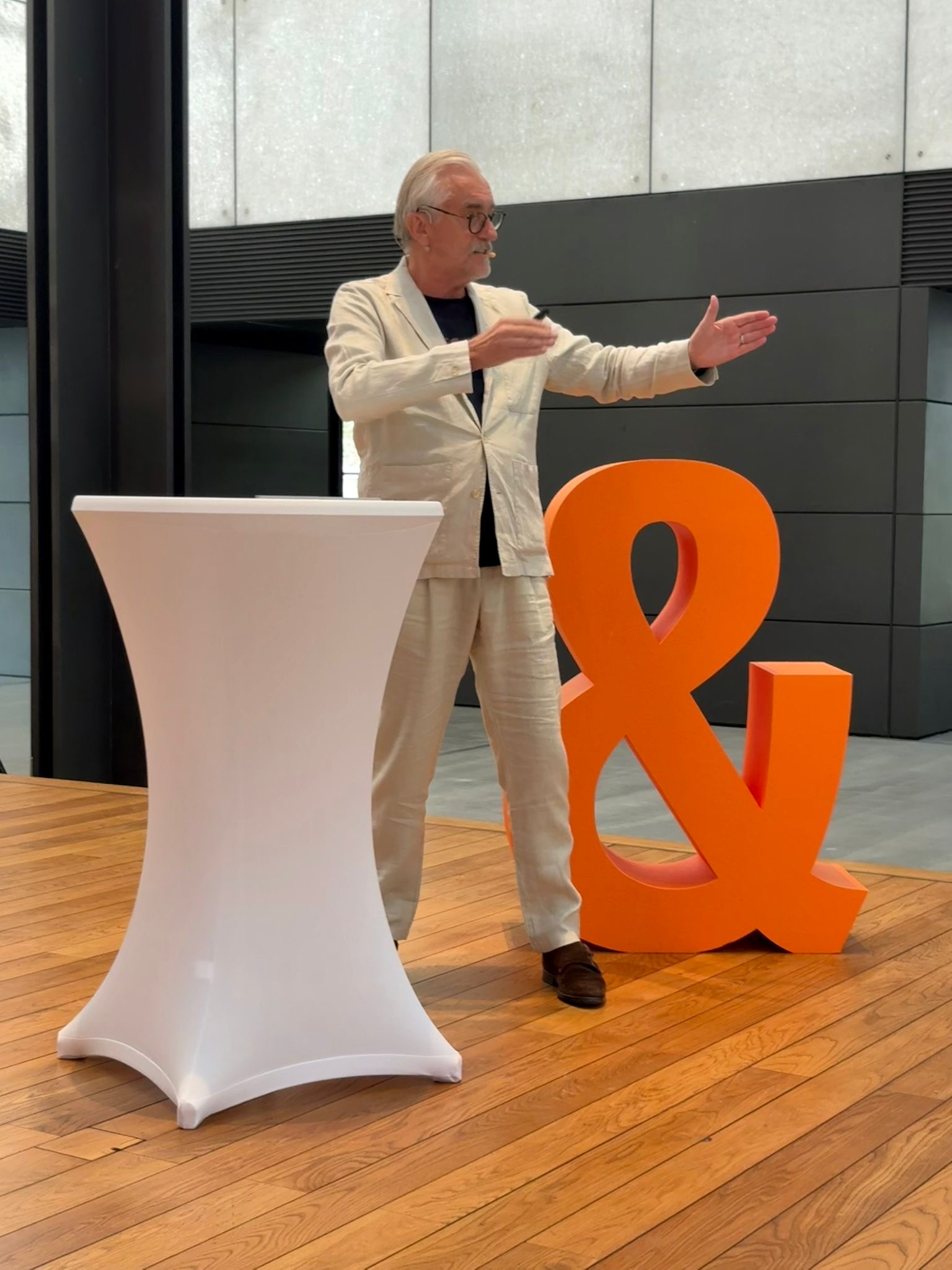 Alfons als Redner fasziniert mit praxisnahen Tipps, unternehmerischem Know-how und umfangreicher Erfahrung im Vertrieb.